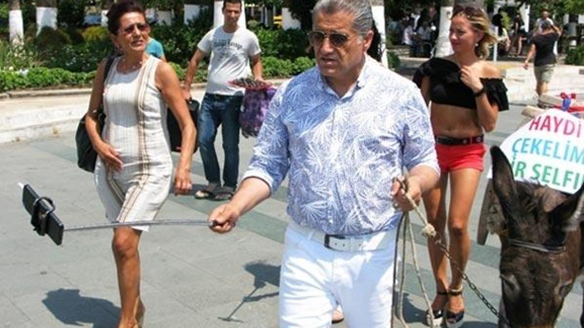Türkücünün eşekli tanıtımına tepki!