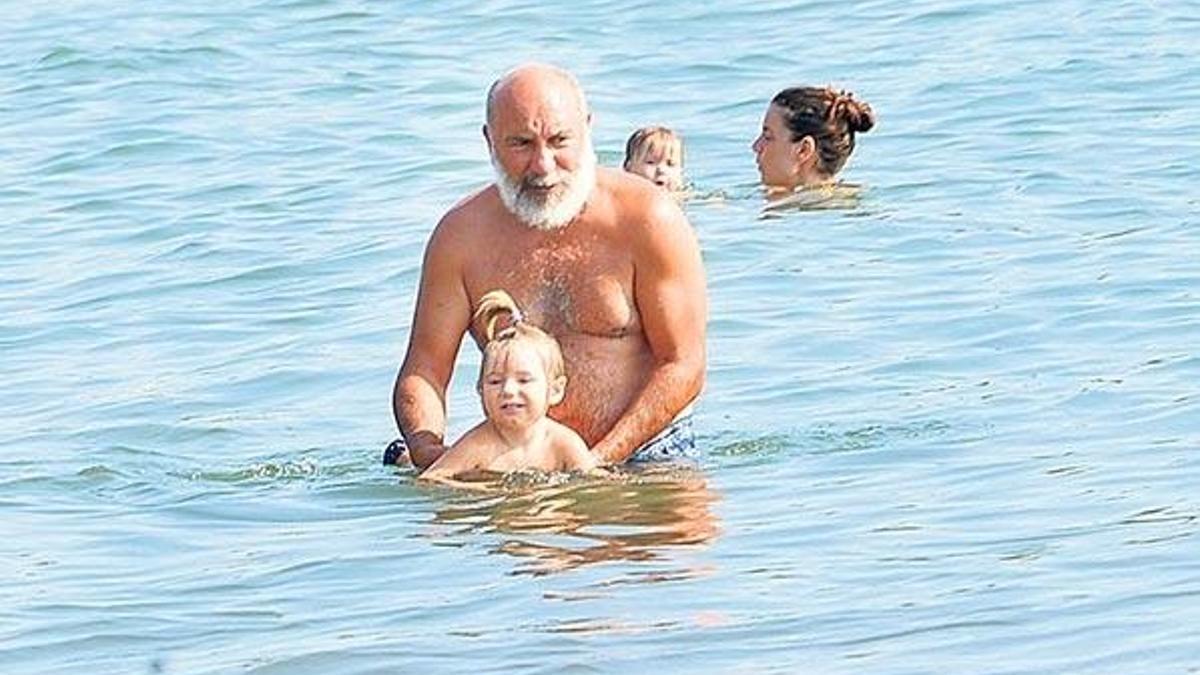 Sakallarına aklar düştü