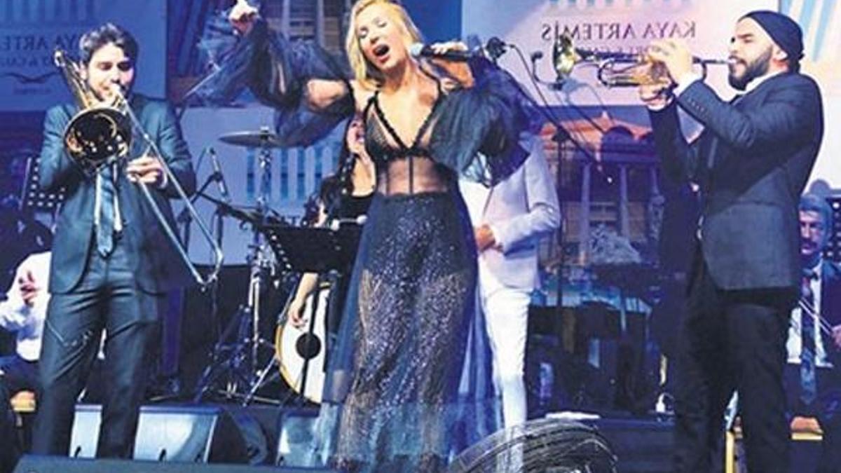 Seda Sayan'nın transparan elbisesi...
