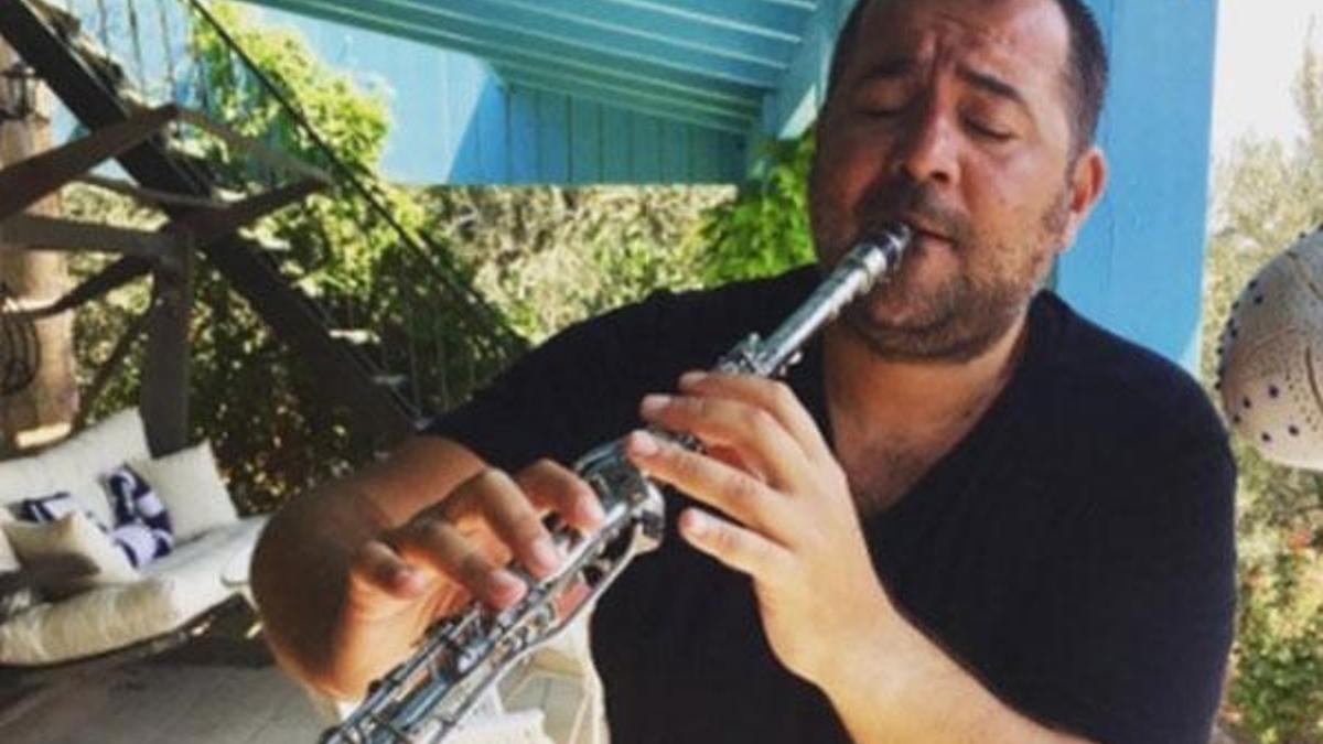 Ata Demirer klarnet çaldı, annesi fotoğrafladı