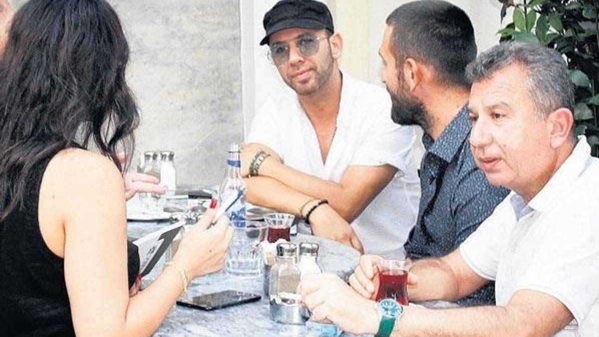 Dükkanı kapatıyor