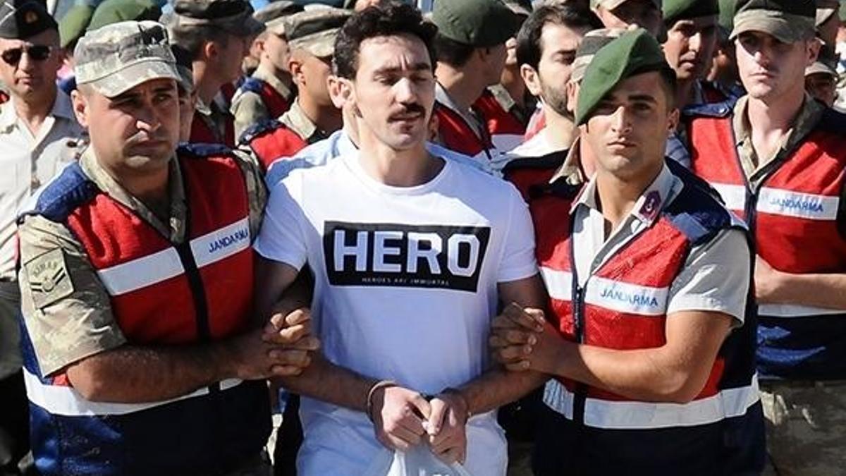 "Hero" tişörtü giyen sanığın avukatı tutuklandı