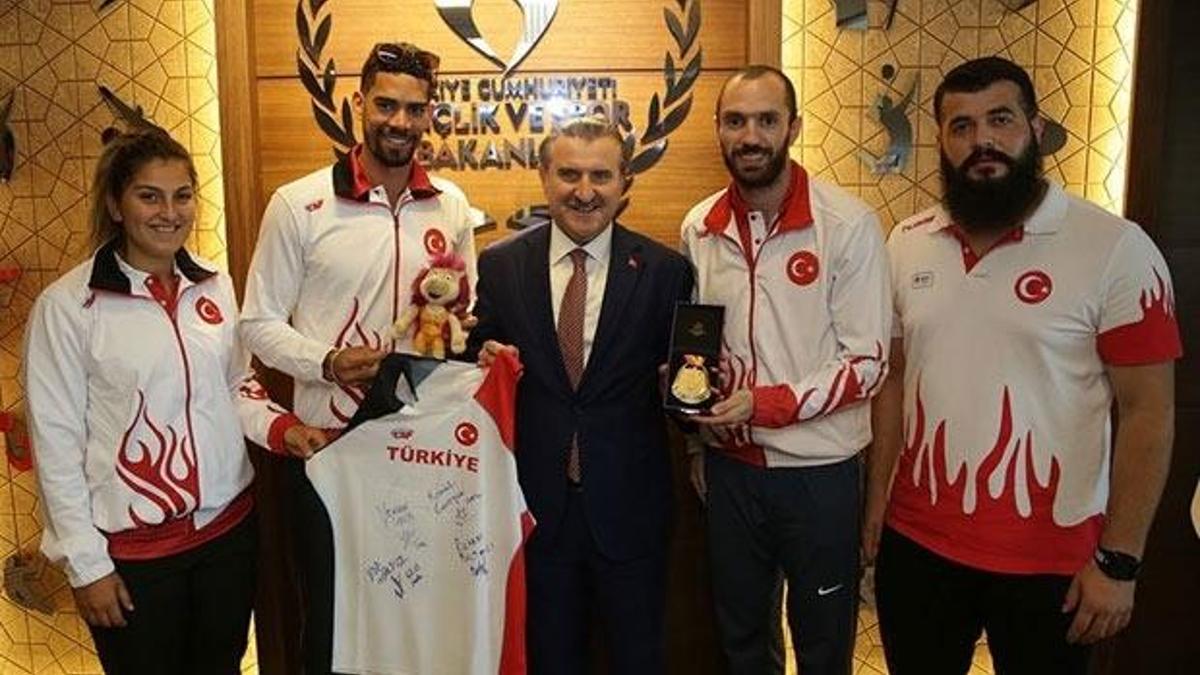 Bakan Osman Aşkın Bak, milli sporcuları kabul etti