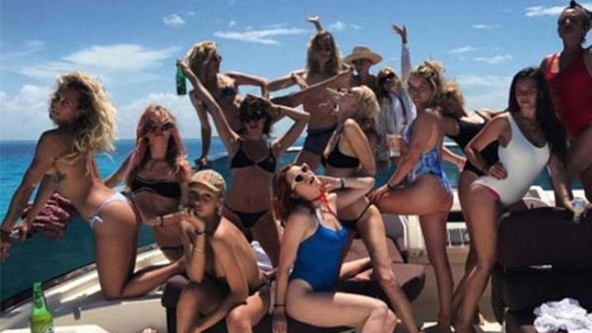 Cara Delevingne durmuyor...