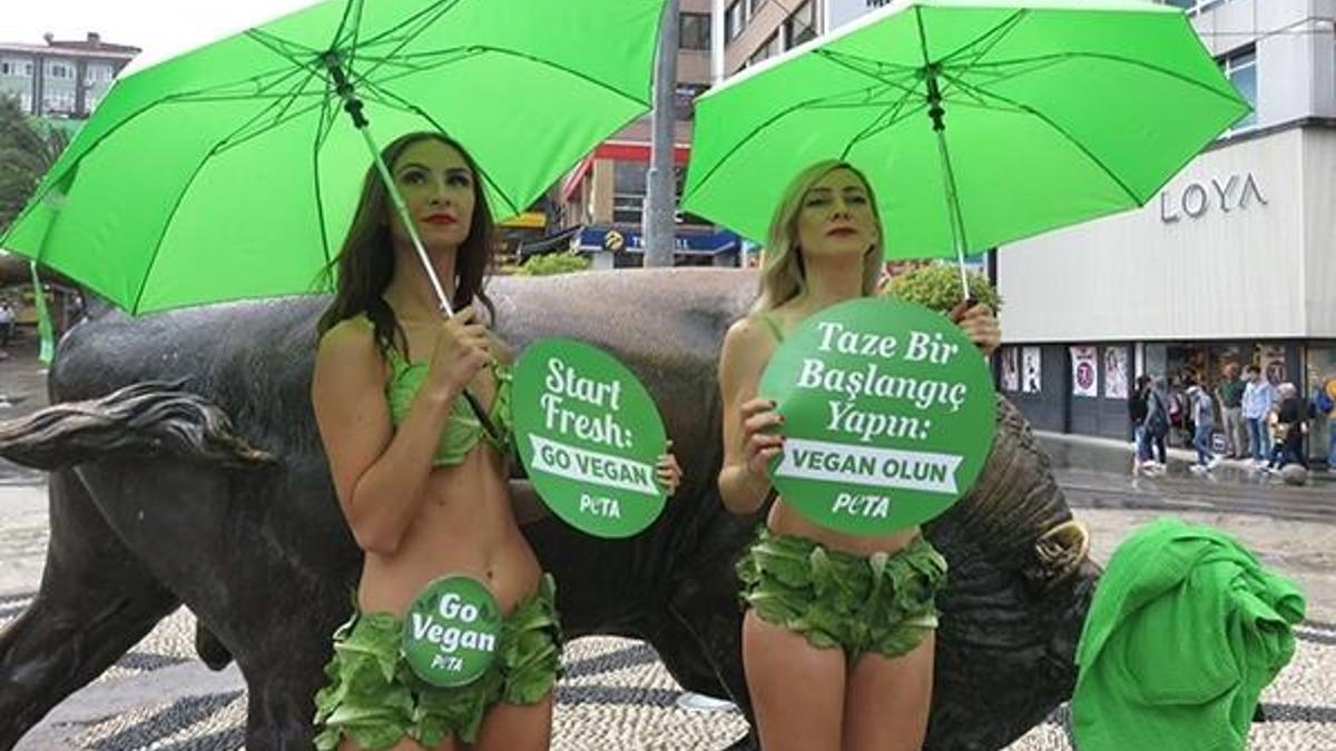 Kadıköy'de "marul bikinili" eylem