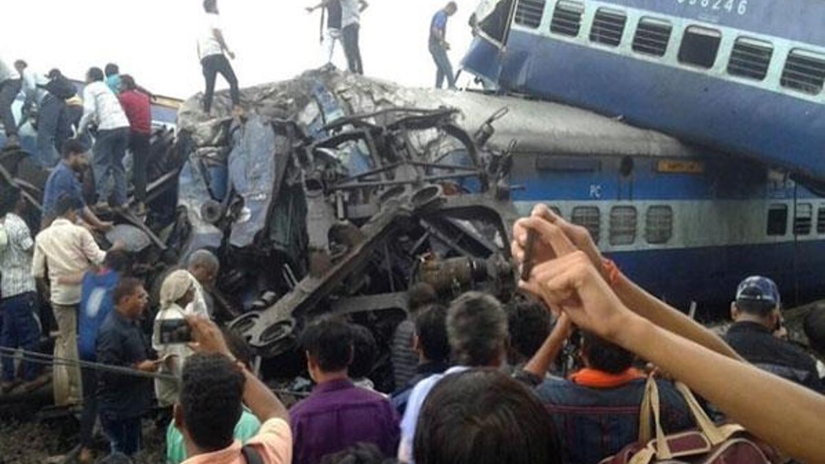 Hindistan'da tren raydan çıktı: 20 ölü, 150 yaralı
