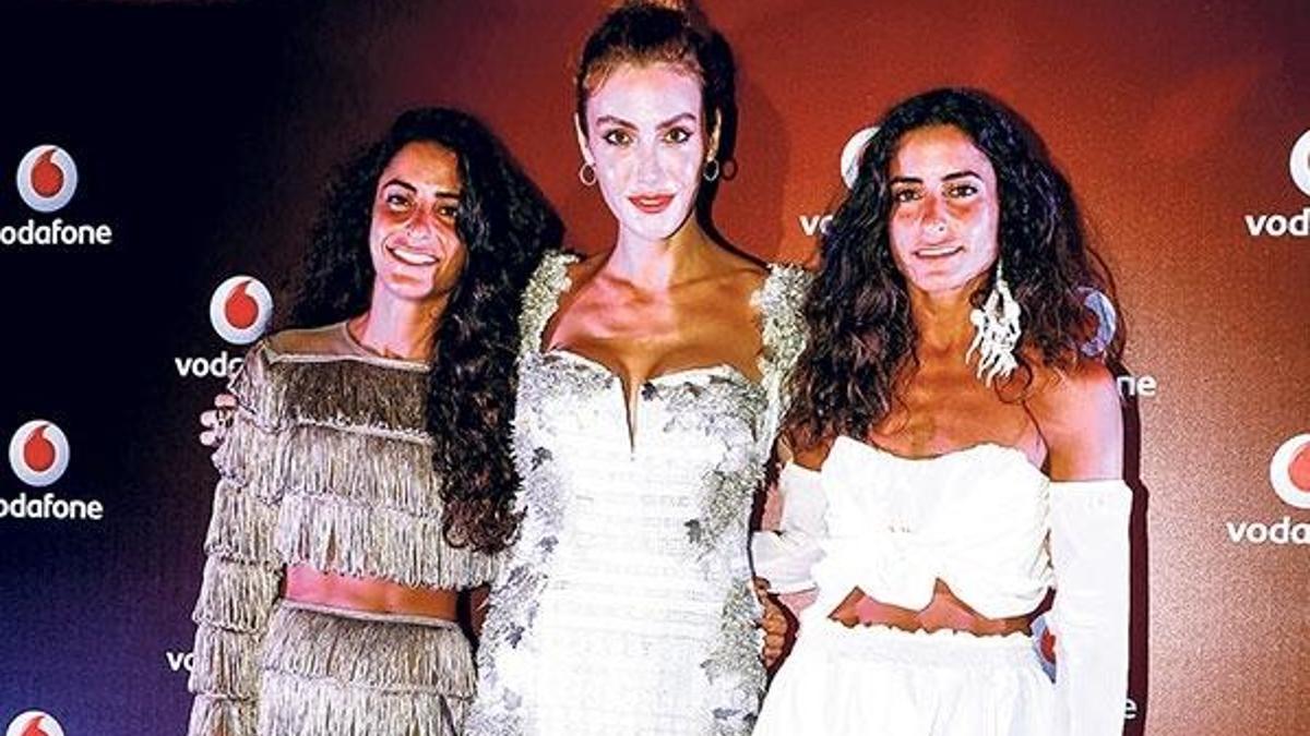 Kıyafetlerin teması dijital dünyası