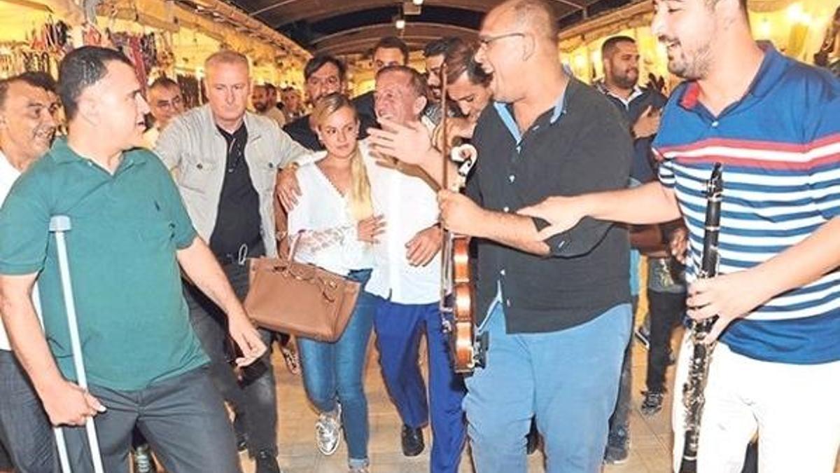 Ali Ağaoğlu'nun etrafını sarıp...