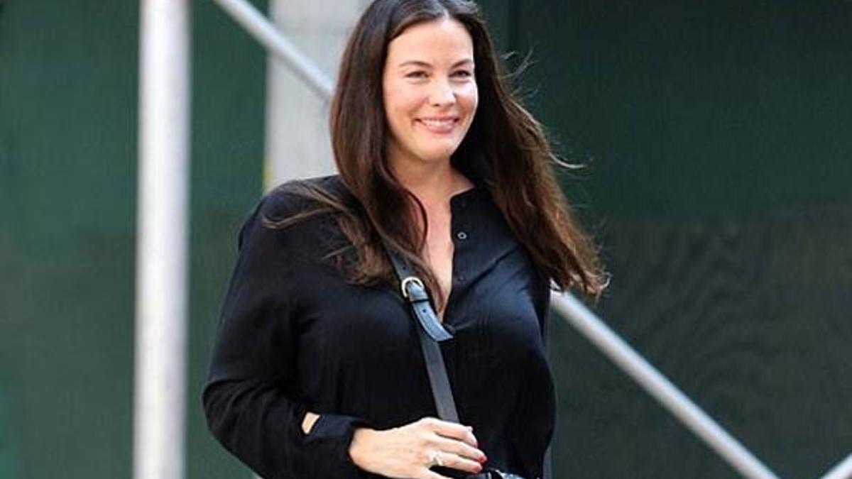 Liv Tyler siyahlar içinde