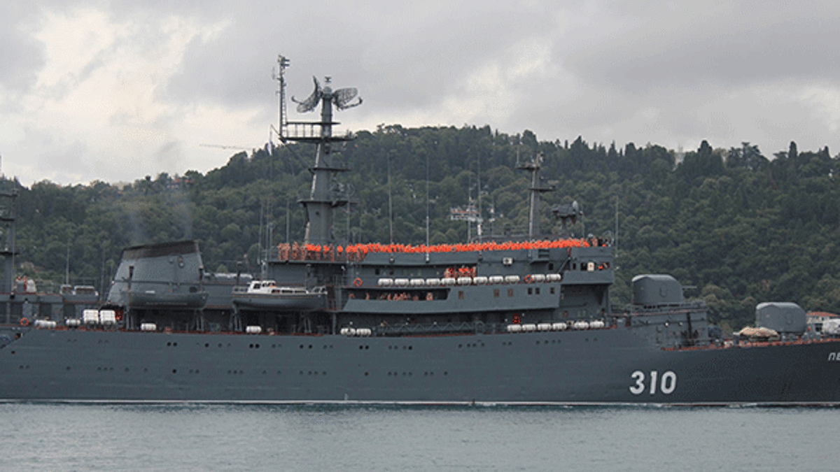 Rus savaş gemisi İstanbul Boğazı’ndan geçti