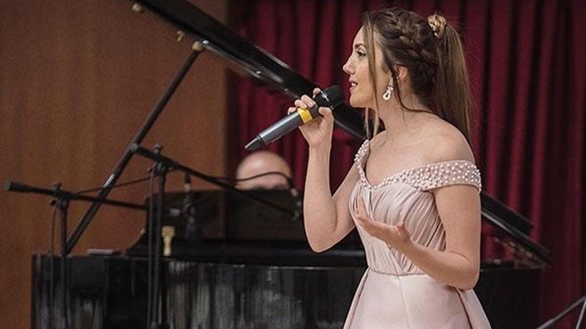 Ayşegül Coşkun üç ayrı dilde söyledi