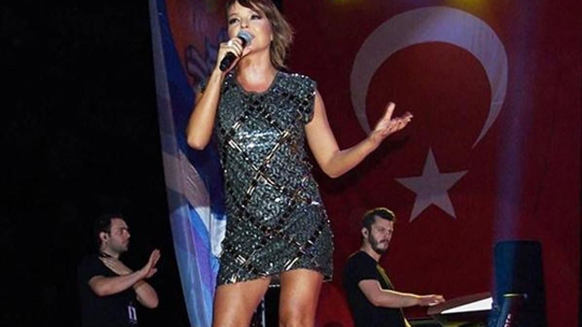 Zafer Bayramı'nda Nilüfer ve Bengü sürprizi!