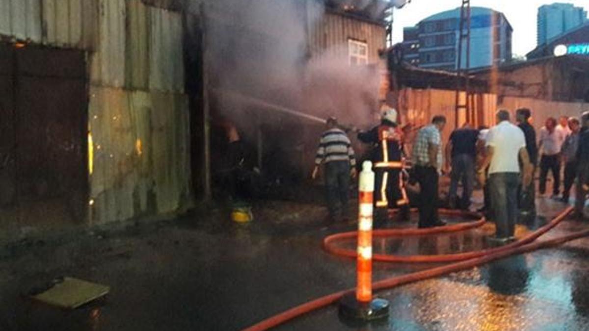 Kurban Bayramı için beslenen hayvanlar çıkan yangında telef oldu