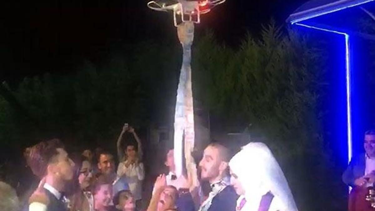 Düğünde görenleri şaşırtan durum! Takı sırasına girmek istemeyince...