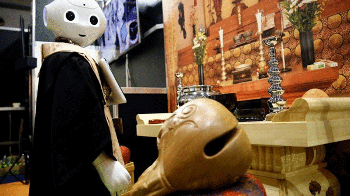 Robot rahip cenaze törenini yönetecek!