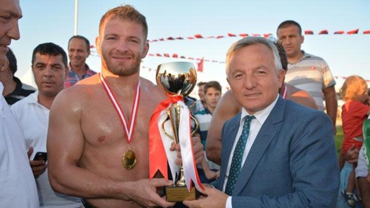 İsmail Balaban, Recep Kara'yı yenerek başpehlivan oldu
