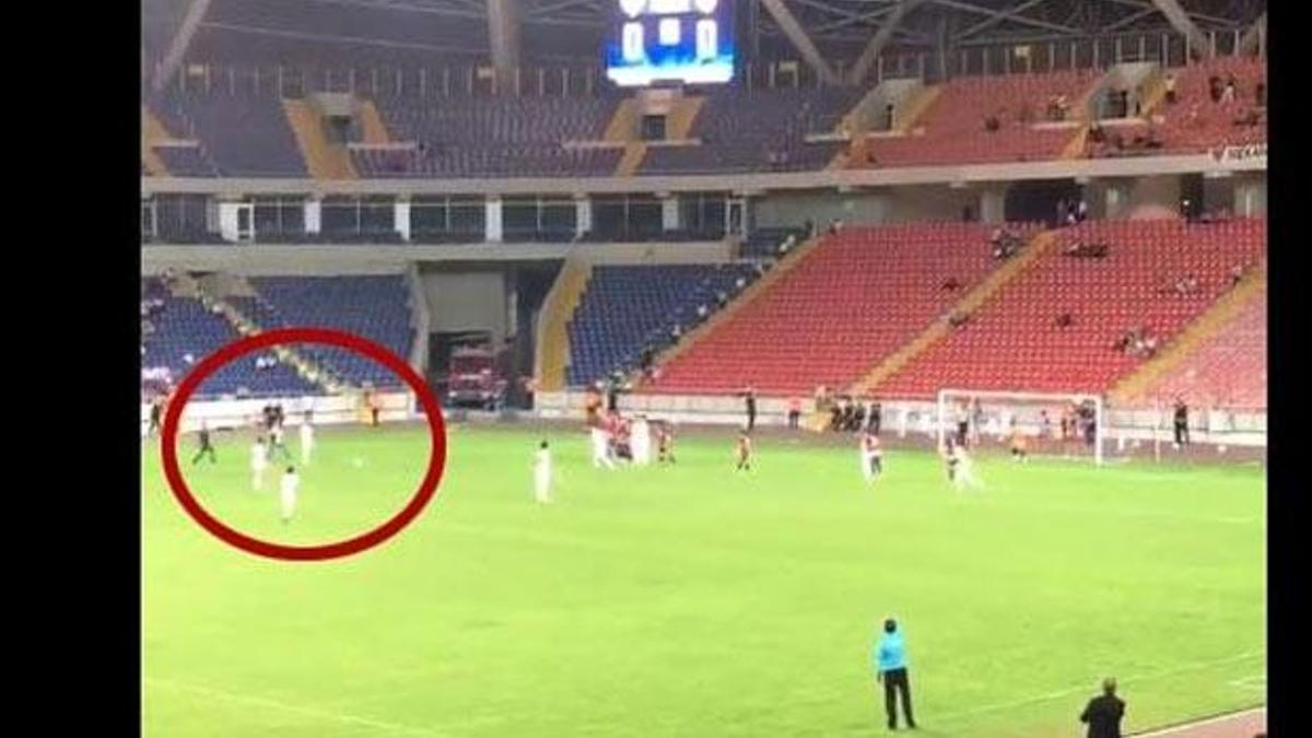 Deniz Naki'ye yumruklu saldırı!