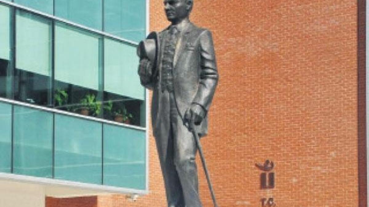 Atatürk heykeline sprey boyalı saldırı