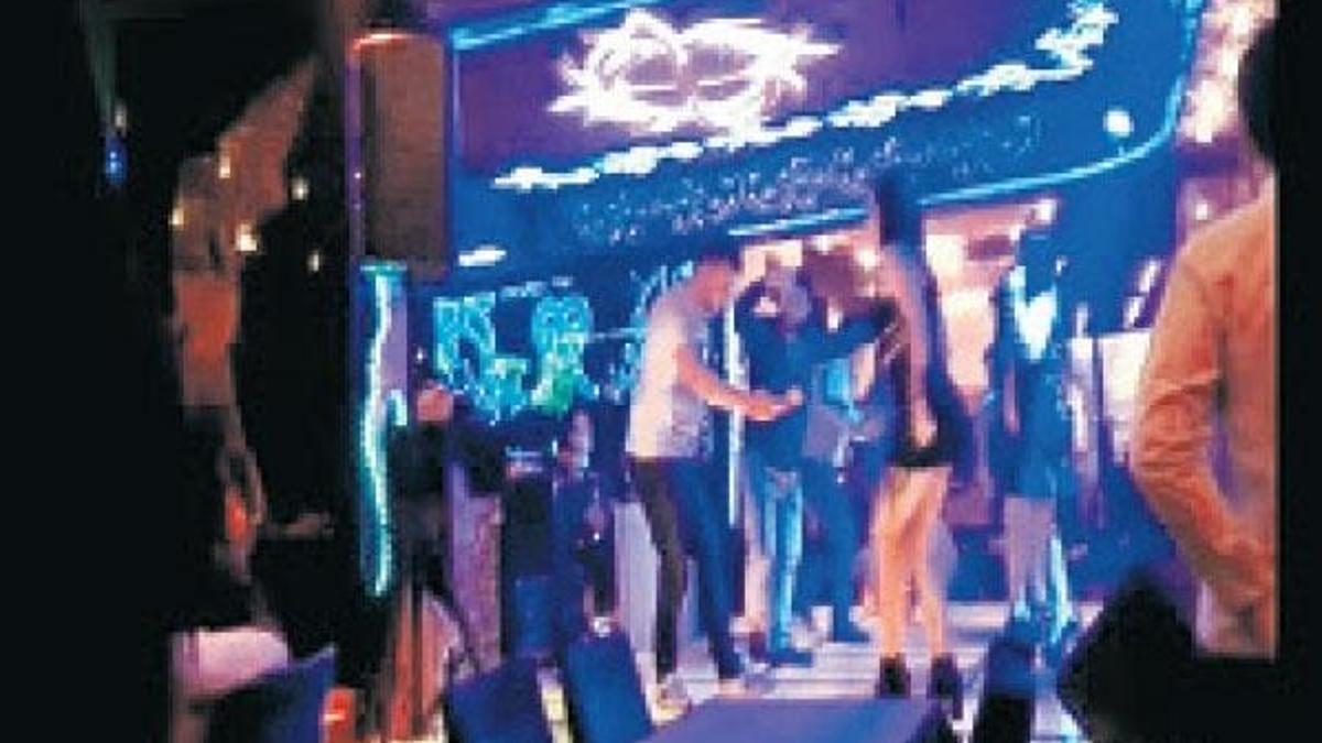 Paraları pavyonda yediler!