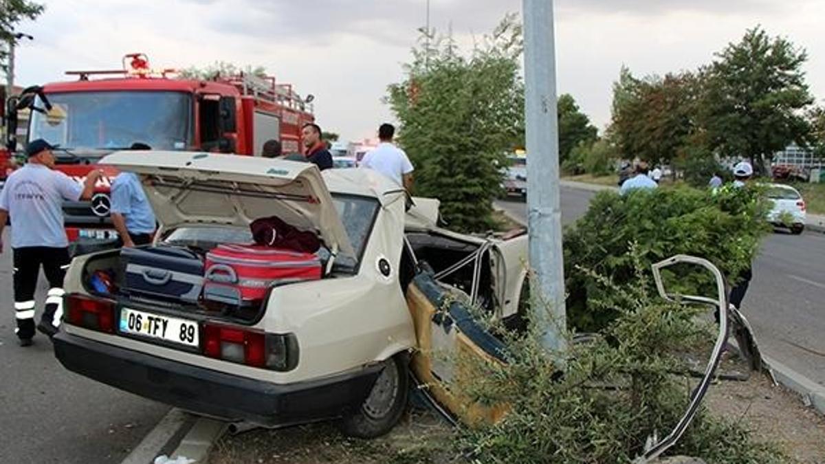 Otomobil aydınlatma direğine çarptı: 1 ölü, 4 yaralı