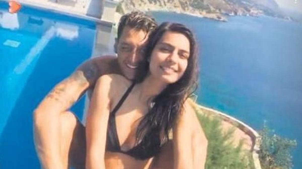 Amine Gülşe'ye servet değerinde hediye!