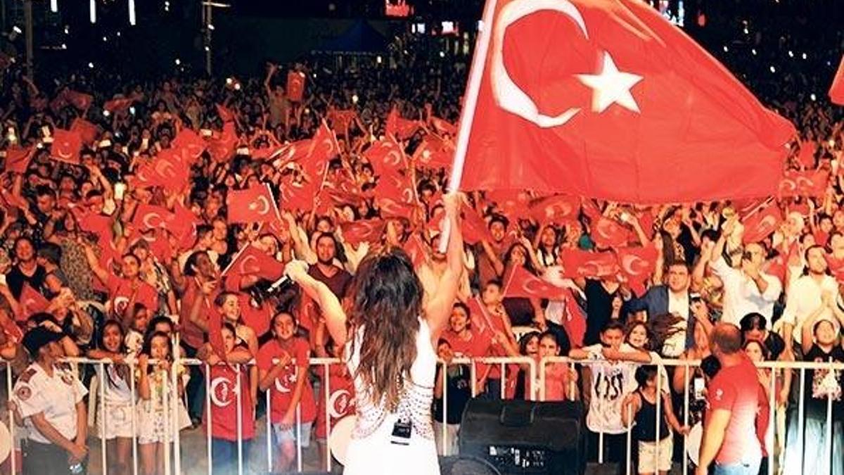Sahnede zafer sevinci