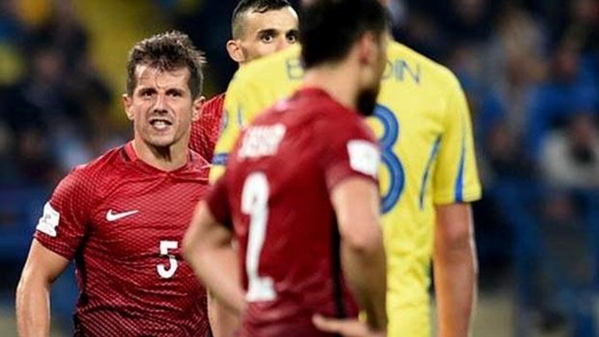 Emre Belözoğlu'dan Şener Özbayraklı'ya: "Senin oynayacağın topu..."