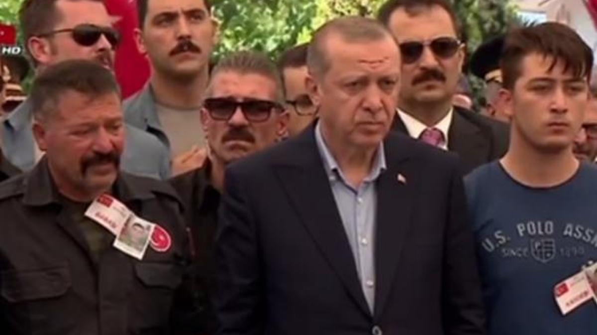 Cumhurbaşkanı Erdoğan Hakkari Şehidinin cenaze töreninde