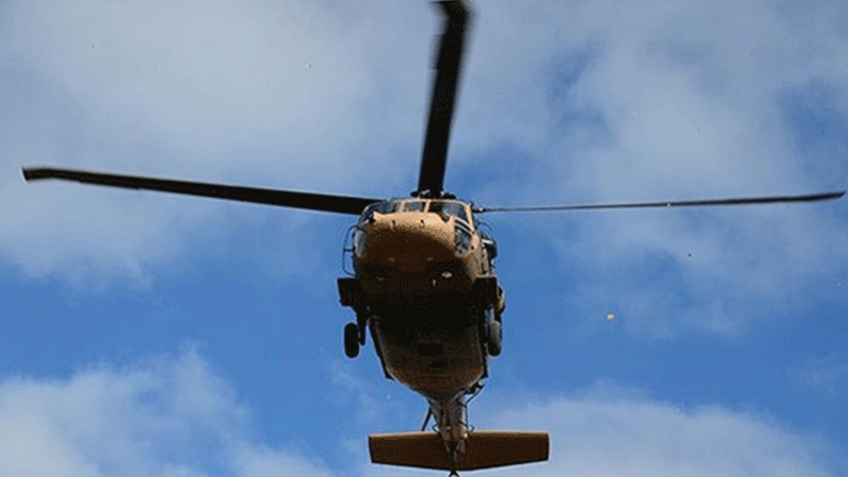 Pilot gösteri uçuşunda askeri helikopterden düştü!