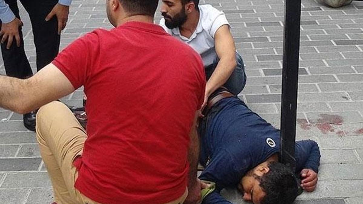 Taksim'de dehşet anları! Kızının gözleri önünde bıçaklandı