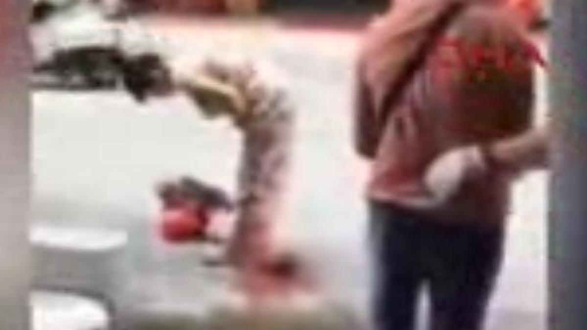 Şok görüntüler! Sokakta doğurdu, bebeğini kucaklayıp eve döndü