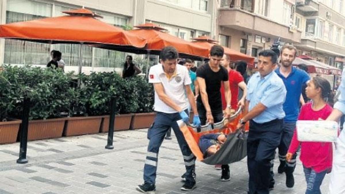 Tinerciler, parkta kızıyla  yürüyen babayı bıçakladı