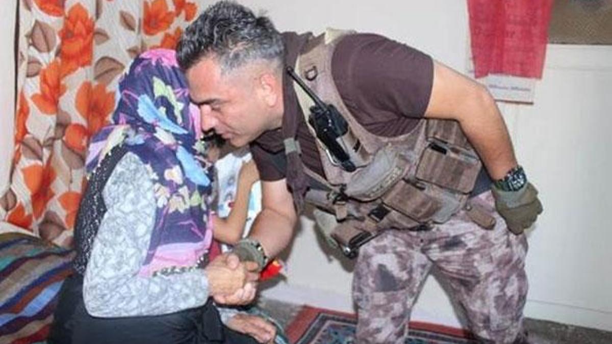 Çöpten çıkardığı bayrağı öpen nineye bayrak hediye edildi