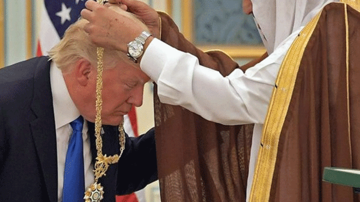 Suudi Arabistan'dan Trump'a kaftan!