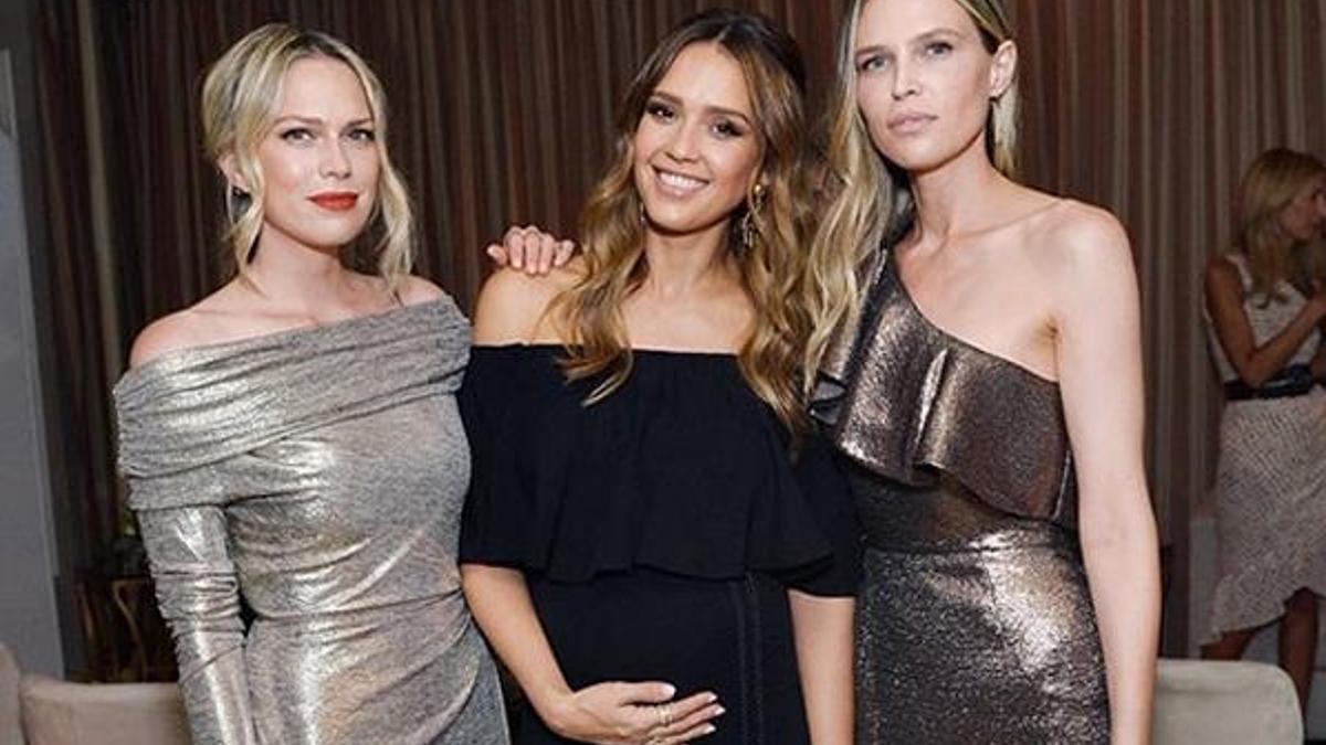 Jessica Alba karnındaki bebeğiyle poz verdi!