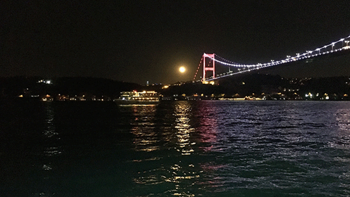Dolunaylı İstanbul Boğazı manzarası mest etti