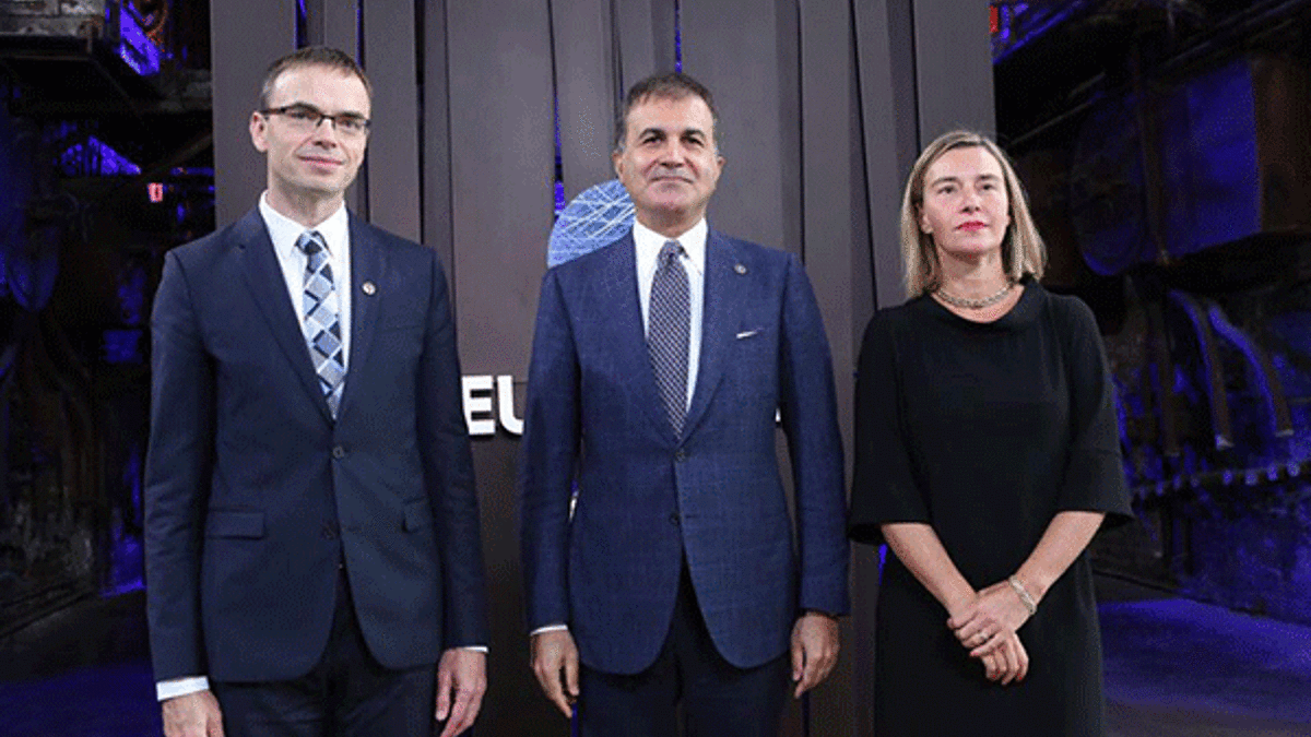 AB Bakanı Çelik: Camileri kapatmak...