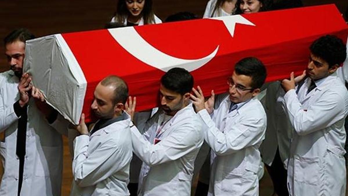 Türkiye'nin ilk kadın bakanına veda!