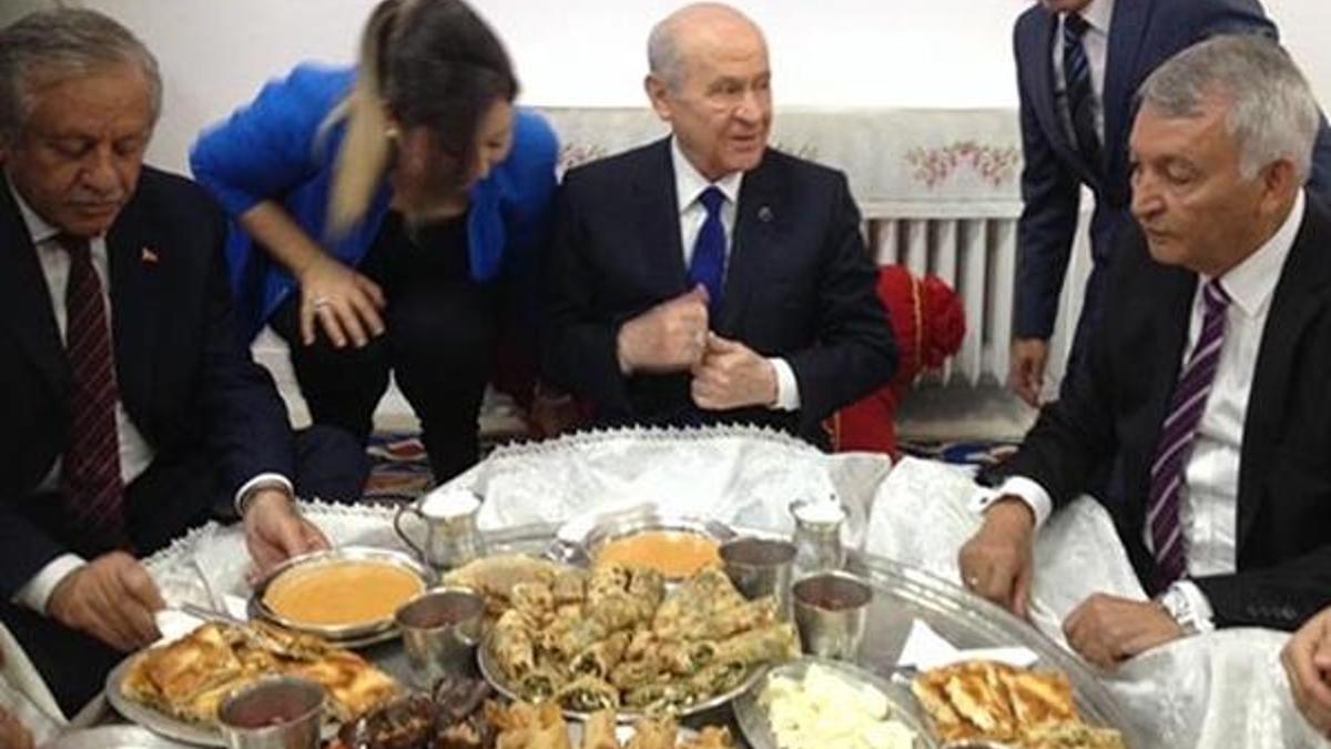 MHP Lideri Bahçeli yer sofrasına oturdu