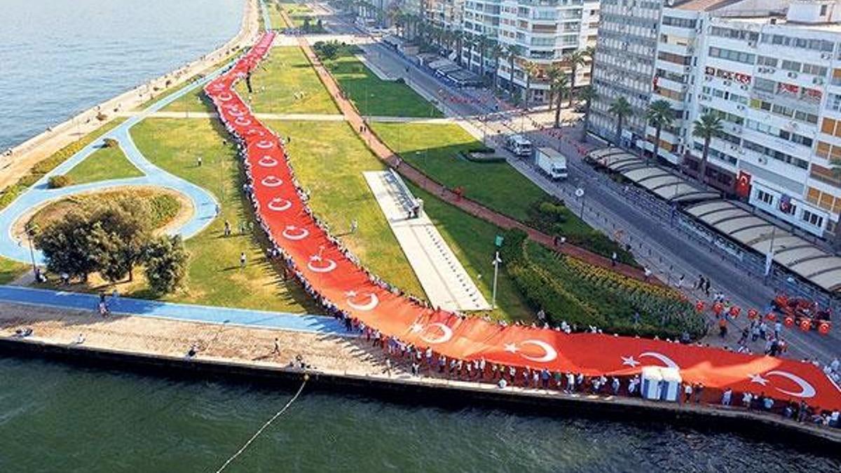 95’inci yılda dev bayraklı kortej