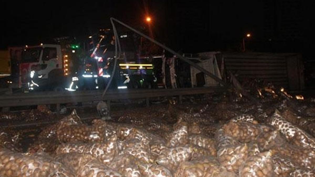 E-5 Karayolu’nda patates yüklü kamyonet devrildi: 2 yaralı