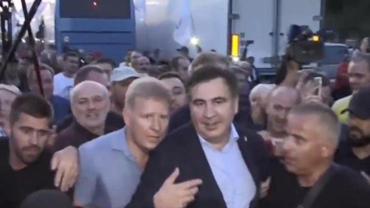 Yasaklı lider Saakaşvili, kameralar eşliğinde sınırı geçti!