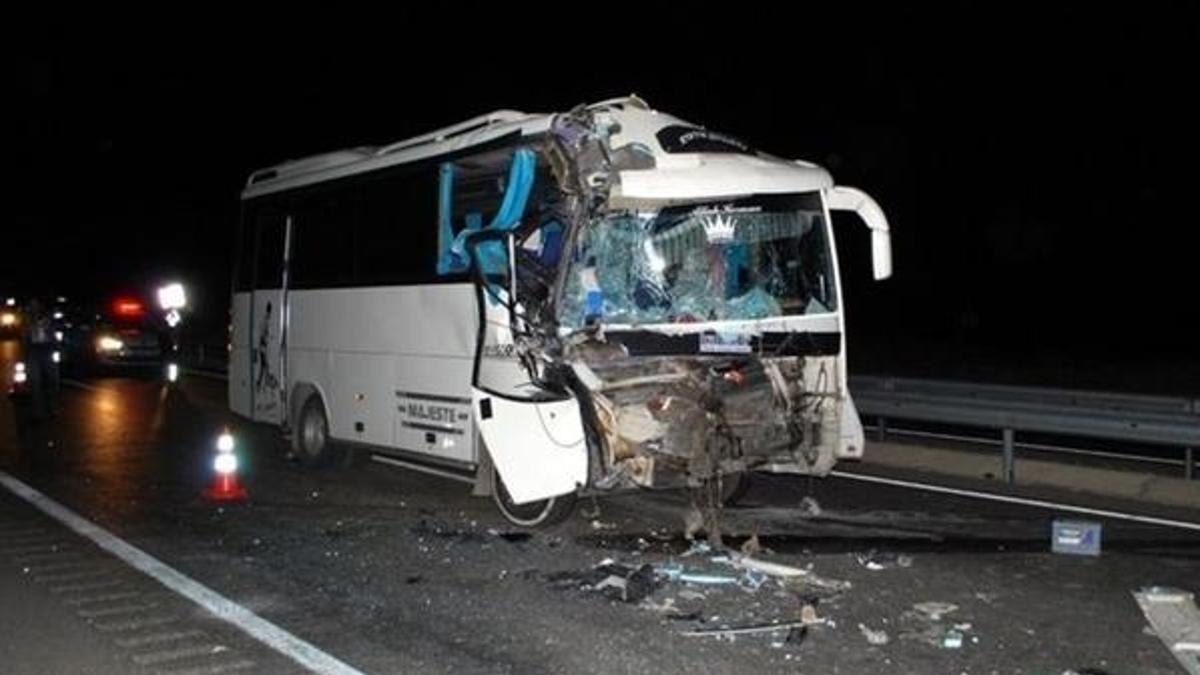 Manisa’da minibüs tıra arkadan çarptı; 16 yaralı