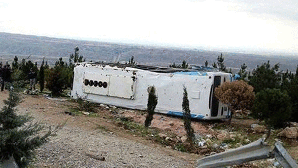 İran'da otobüs devrildi! Çok sayıda ölü