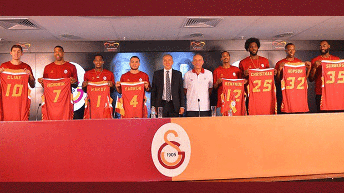 Galatasaray yeni transferlerini tanıttı