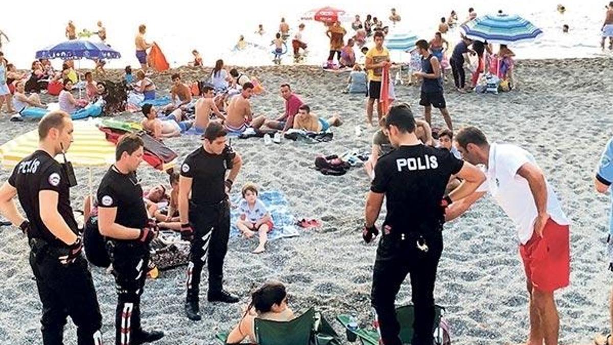 Plajda bira içen iki kadın doktora para cezası
