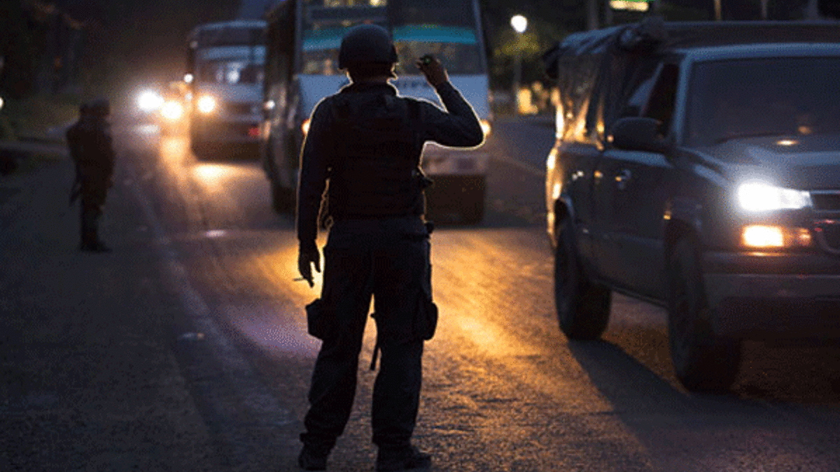 Meksika'da öğrenciler polisleri kaçırdı