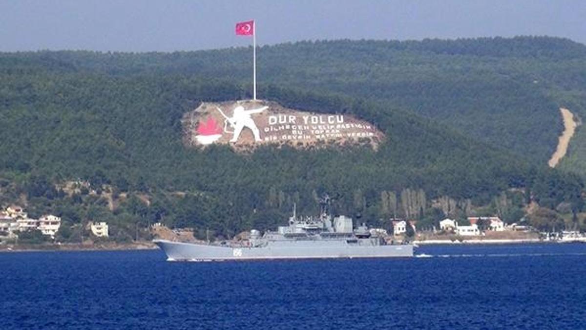Rus Savaş gemisi Çanakkale Boğazı'ndan geçti