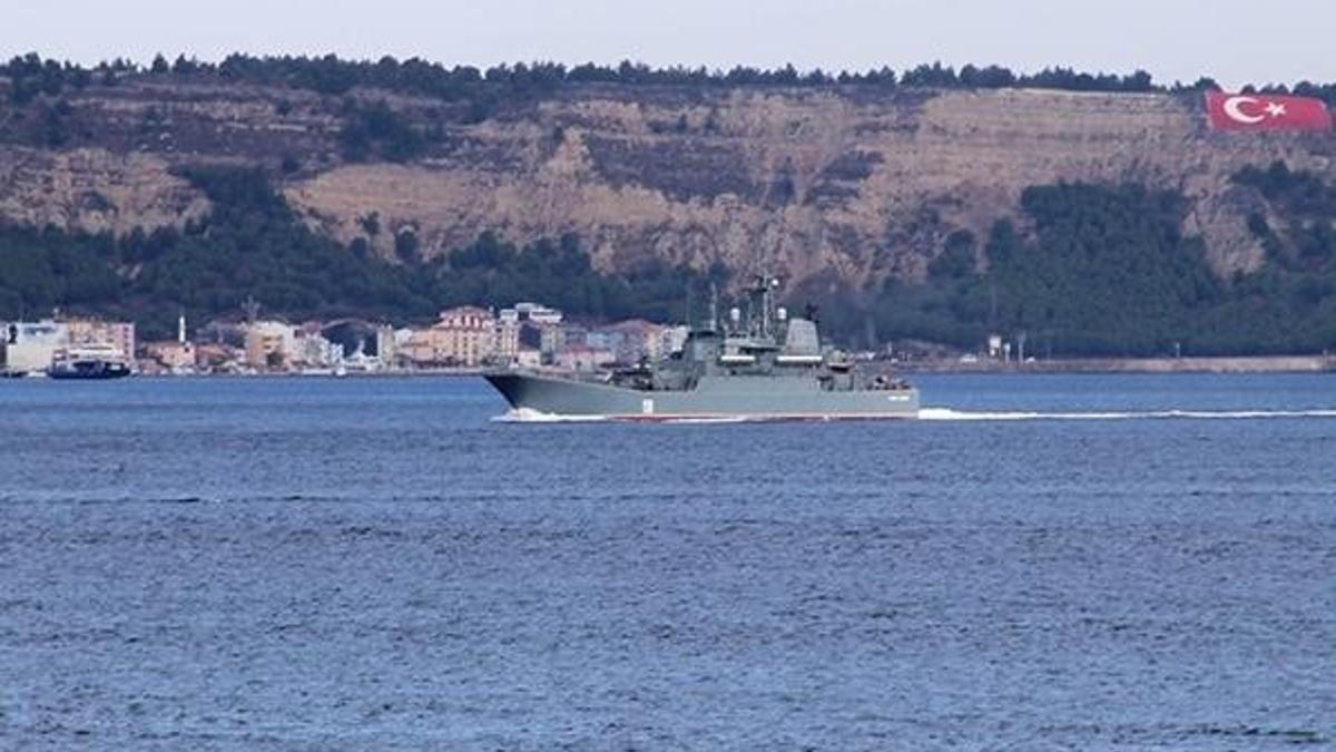 Rus savaş gemisi Çanakkale Boğazı'ndan geçti