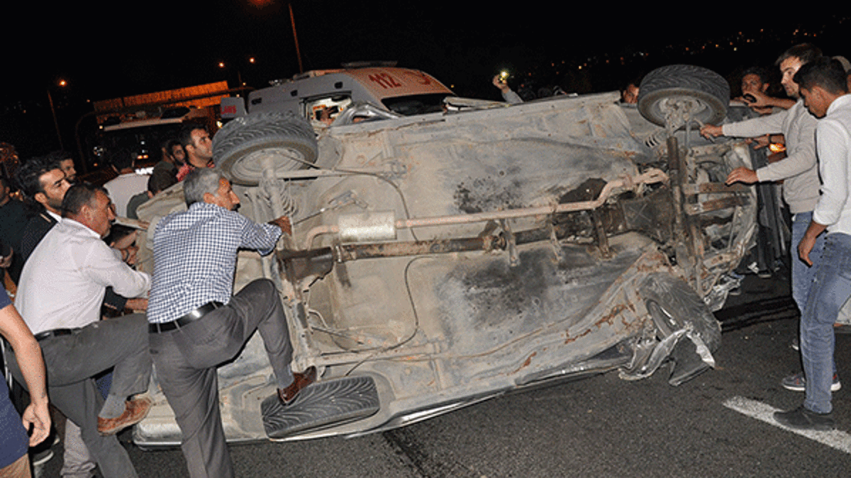 Vatandaşlar, yaralı sürücüyü aracı kaldırarak kurtardı